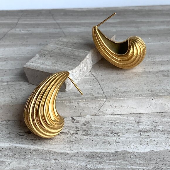 NEW ~ Anthropologie Amber Sceats Ribbed Hoop Gold Earrings - Picture 5 of 13